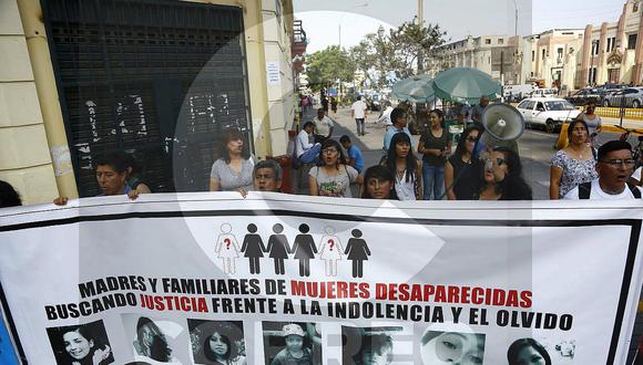 Familiares de mujeres y niñas desaparecidas protestan frente a Dirincri 