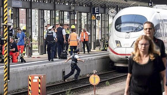 Muere niño tras ser arrojado a vía de tren en Alemania 