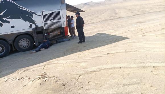 Buses atascados en el desierto de Ica en su intento de viaje a Lima.