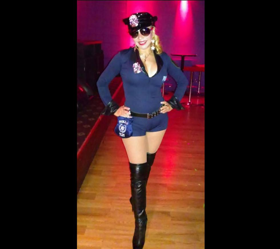 Mónica Adaro se disfrazó de sexy policía en Halloween