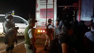 Hallan a 209 migrantes en un tráiler abandonado en el sureste de México