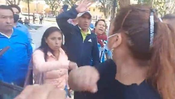 Un grupo de simpatizantes de Perú Libre llegó a la Plaza de Armas y trató de impedir la ceremonia de izamiento de la bandera, liderada por la flamante prefecta Liz Santiago/ Foto: Correo