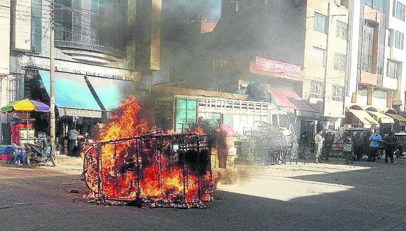 Juliaca: ​queman mototaxi de delincuentes que asaltaron a comerciantes (VIDEO)