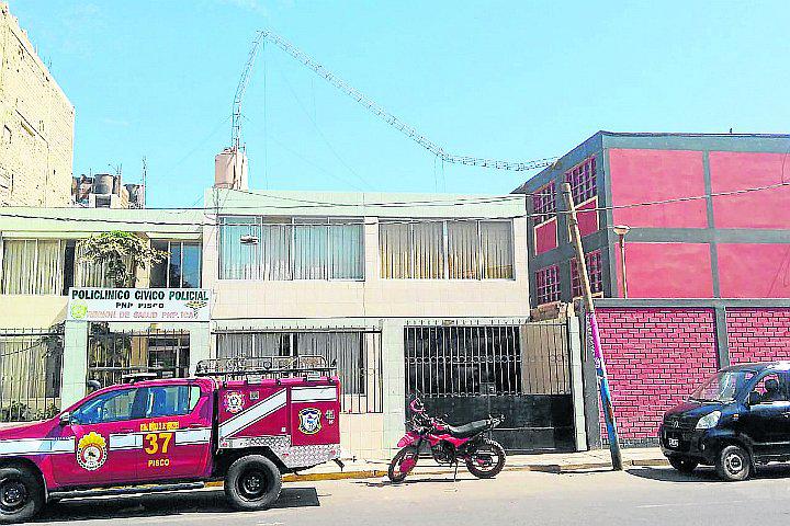 Fuertes vientos originan caída de antena policial sobre techo de colegio