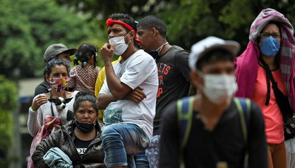 Muchas personas evitan el contagio del COVID-19 con el uso de mascarillas en Cali, Colombia (Foto: Luis Robayo / AFP)