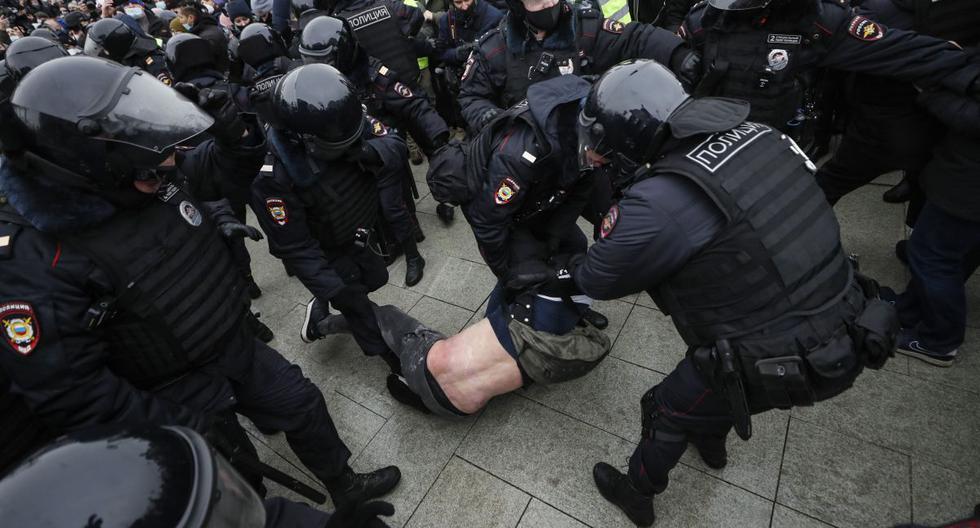 Policías rusos detienen a una persona durante una protesta no autorizada en apoyo del líder de la oposición rusa y bloguero Alexei Navalny, en Moscú, el 23 de enero de 2021. (EFE/EPA/YURI KOCHETKOV).