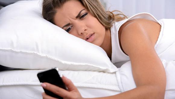 Esto es lo que pasa con tu cuerpo cuando ves la pantalla del celular antes de dormir (VIDEO)