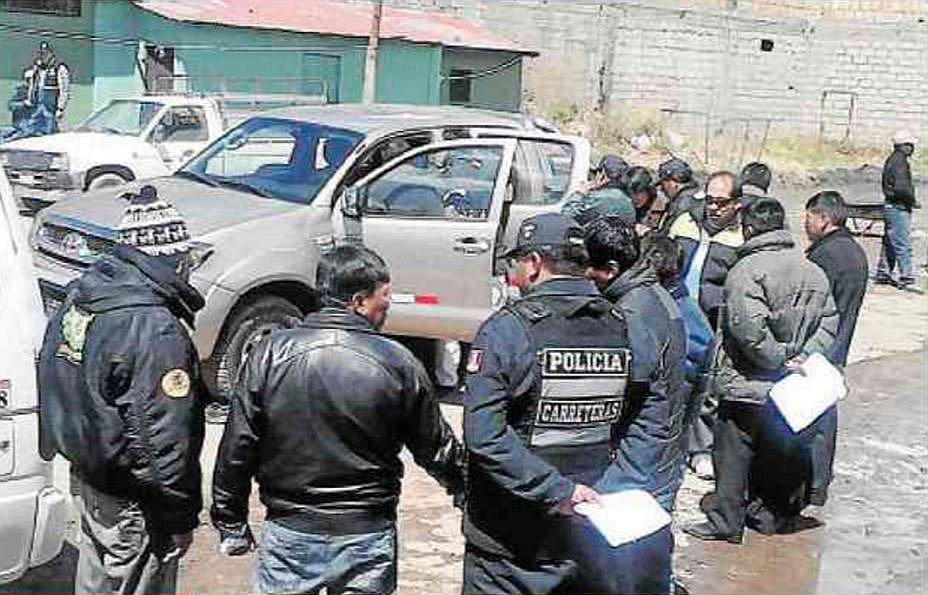 Policiales: Agentes y falsa fiscal son acusados de robar dinero