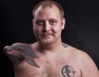 Hombre convierte muñón de brazo perdido en cabeza de delfín