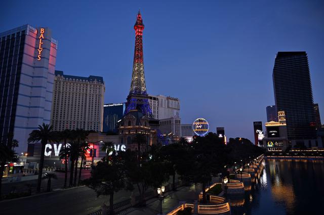 Entre las opciones, se baraja poner láminas de plexiglás para separar a los jugadores y al crupier, y tomar la temperatura de los clientes en los ingresos. (Foto: AFP/David Becker)