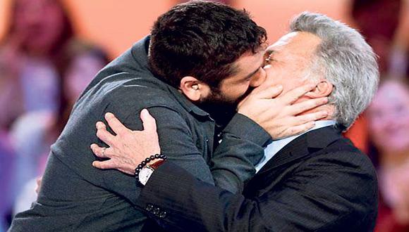 Conductor de programa de televisión besa a Dustin Hoffman