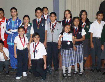 Premian a ganadores  de juegos florales