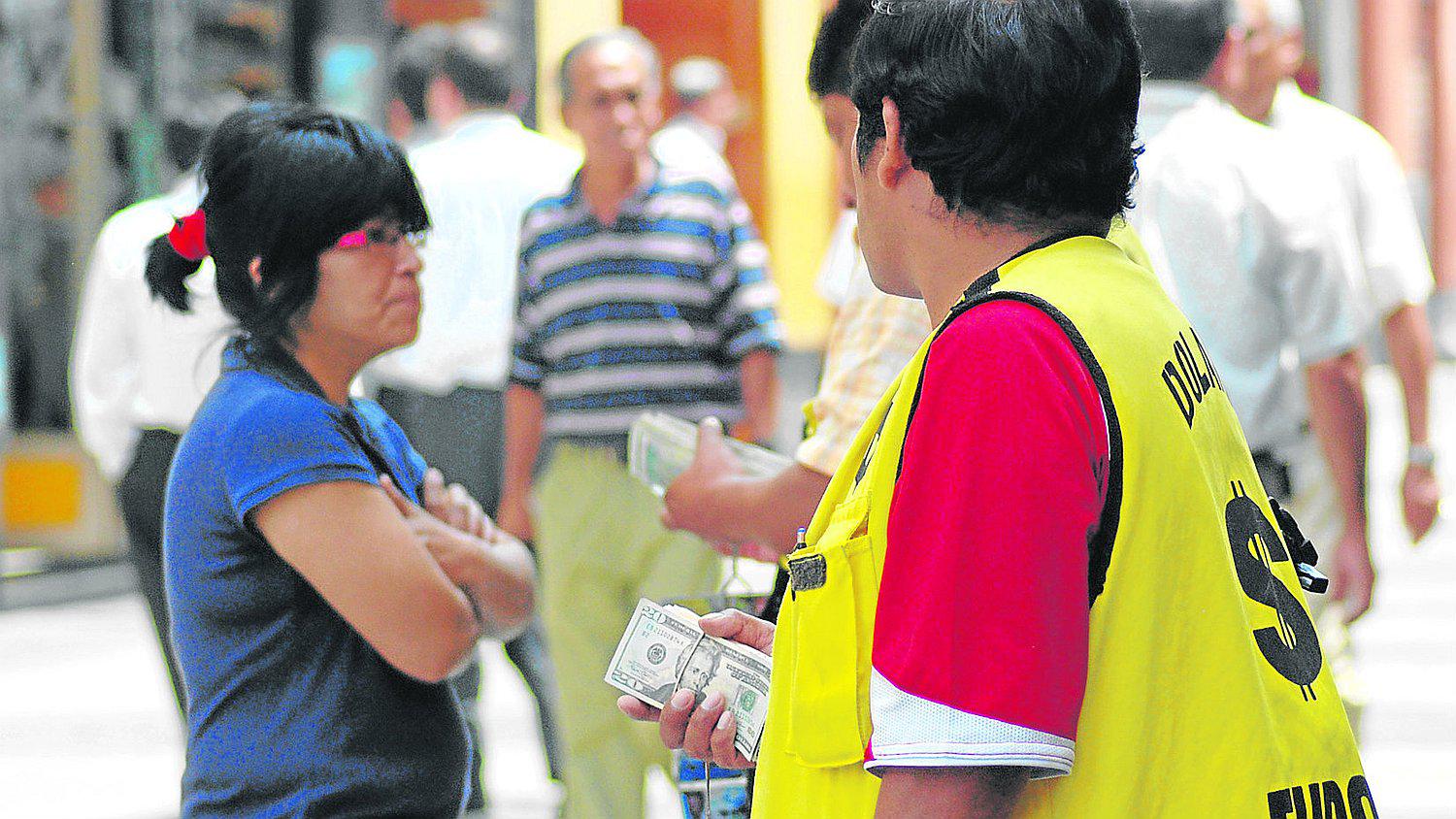 Alcalde de Magdalena evalúa prohibir a los cambistas: "Su actividad genera peligro" 