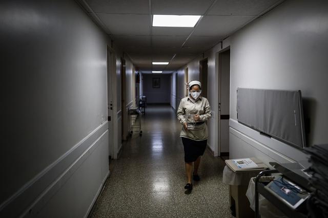 Una enfermera camina por un pasillo del sanatorio Mater Dei, el 10 de agosto de 2020 en la ciudad de Buenos Aires (Argentina).  (EFE/Juan Ignacio Roncoroni).