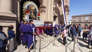 Fieles despiden al Señor de los Milagros en Tacna