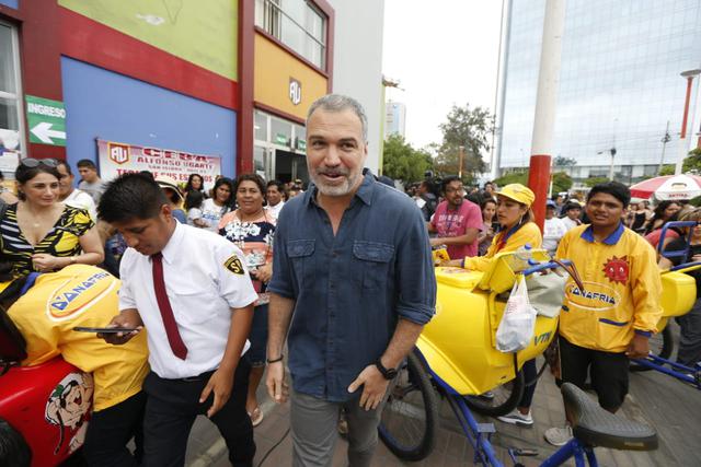 Salvador del Solar reaparece y vota en colegio Alfonso Ugarte de San Isidro. Fotos: Francisco Neyra/GEC