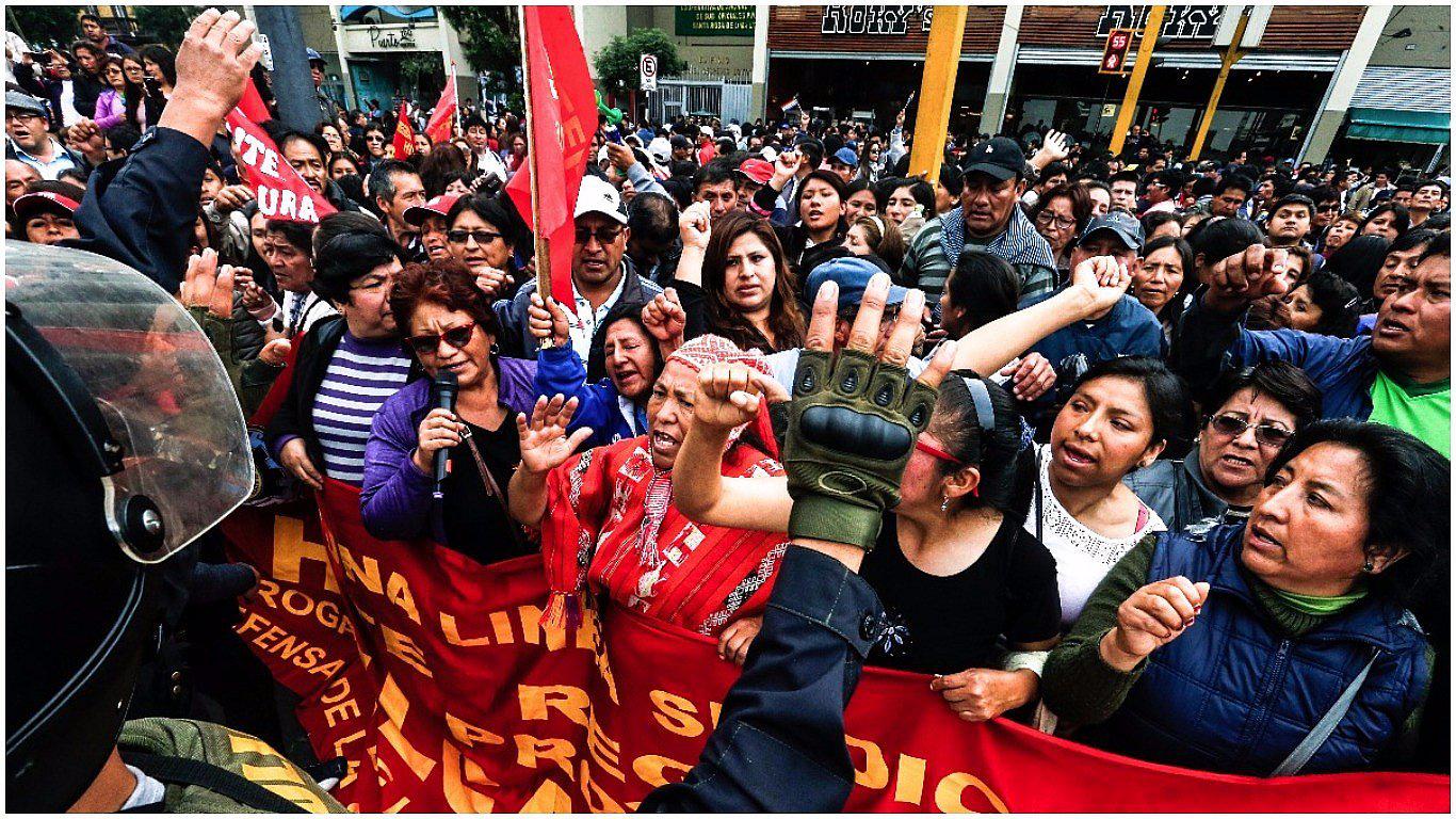 Pedro Castillo llegó a ministerio para reunión de maestros con Marilú Martens