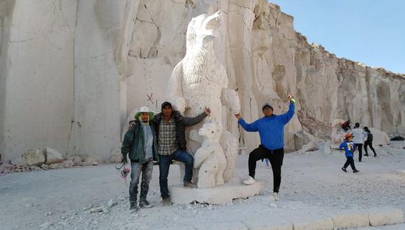 Pablo Pedro Feria Atoche junto a su hijo Gersón y Willy Gómez elaboraron bellas esculturas. (Foto: Correo)