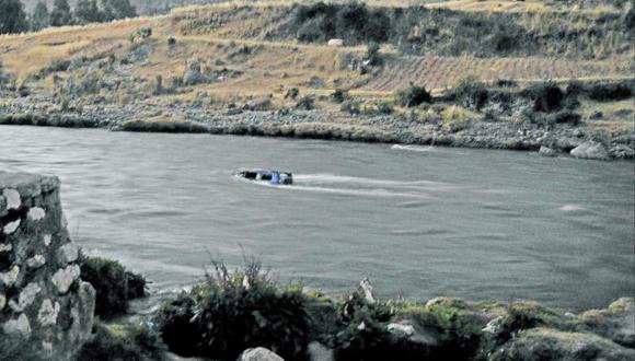 Policía busca a vehículo y tres pasajeros que cayeron a río Mantaro