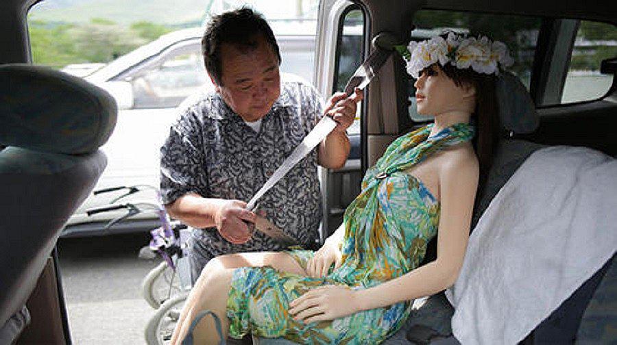 Hombre dice que está "completamente enamorado" de su muñeca inflable (VIDEO y FOTOS)