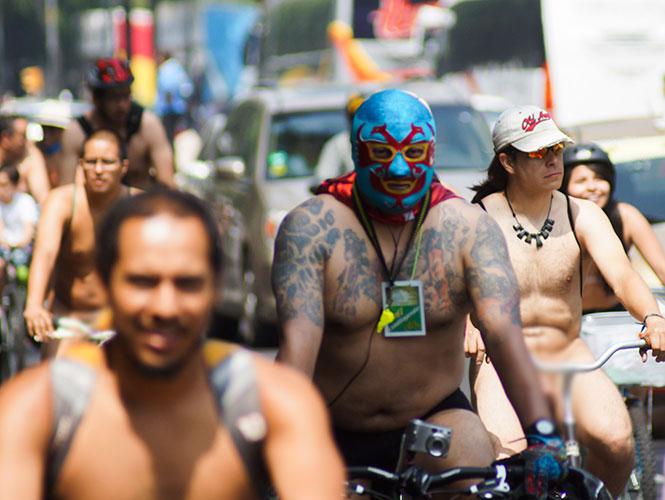 Ciclistas desnudos protestan en México