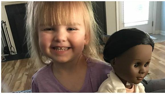 Cajera criticó a niña de 2 años por escoger esta muñeca y ella le dio una gran lección