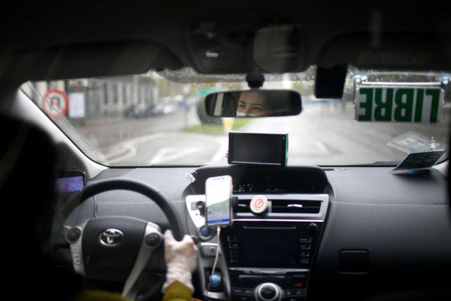 En la región de Madrid, la más afectada en este país que contabiliza más de 25.000 decesos por la COVID-19, más de 500 conductores de taxi ofrecen sus servicios en la plataforma PideTaxi y han efectuado más de 100.000 carreras gratis. (Foto: AFP/Gabriel Bouys)