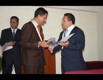 Condecoran a jurista por destacada labor