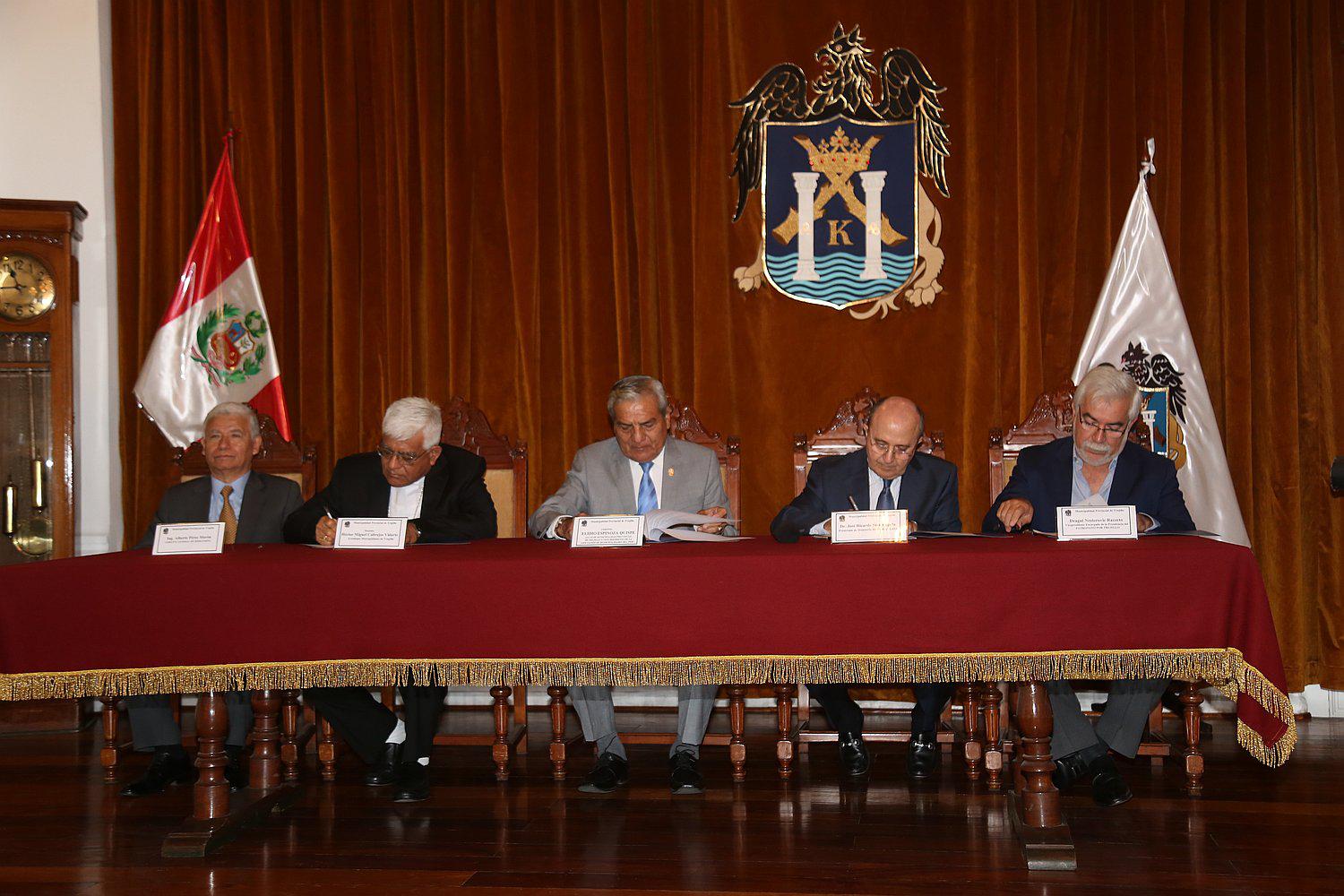 Trujillo: Firman acuerdo para instalar sistema de iluminación en Plaza de Armas