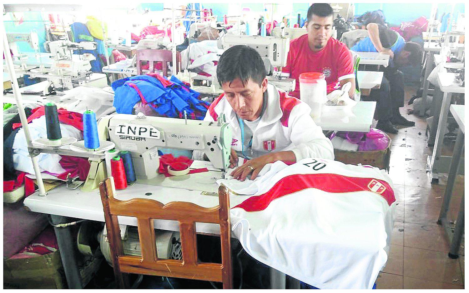 ​Internos se lucen bordando la piel de la selección nacional en talleres de los penales