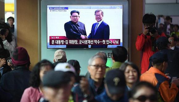 Histórico encuentro de las dos Coreas: Kim Jong-un estrecha la mano de su homólogo Moon Jae-in