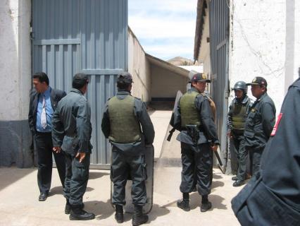 Ladrones perpetran 2 robos, uno al lado de comisaría