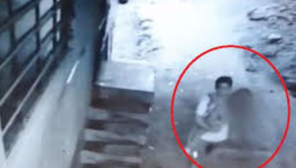 En el video se muestra al sospechoso llevándose a la niña (Captura: América Noticias)