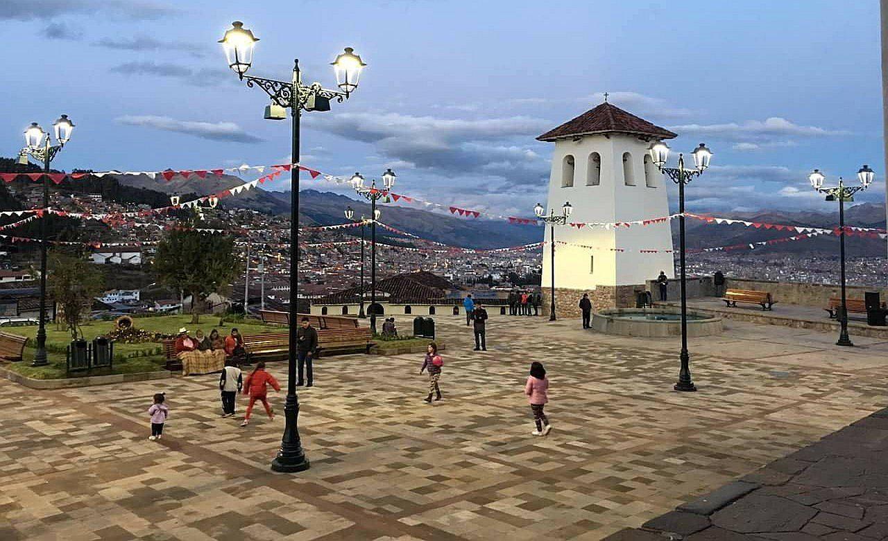 Impulsan turismo nocturno en la Plaza Santa Ana de Cusco