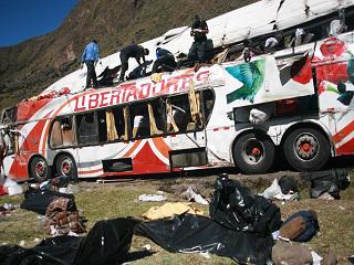  21 muertos, entre ellos dos bebés, dejó accidente de bus interprovincial