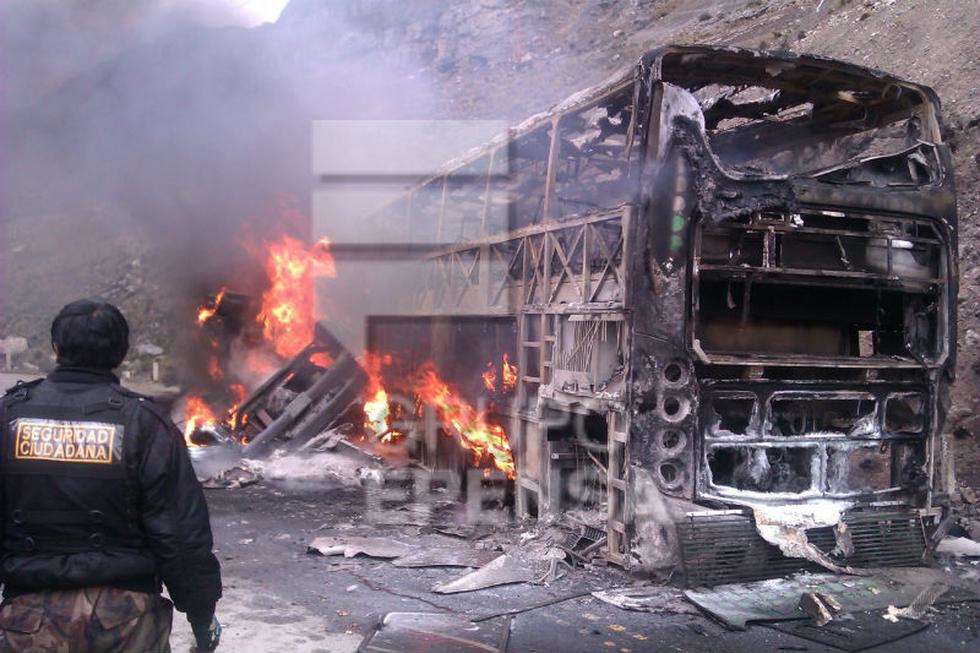 Así quedó el bus incendiado tras el choque con cisterna (FOTOS)