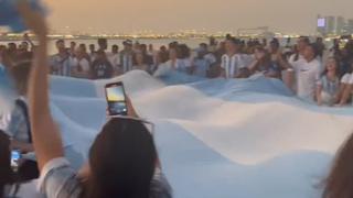 Hinchas argentinos y el increíble banderazo en las calles de Doha a pocos días del inicio del Mundial