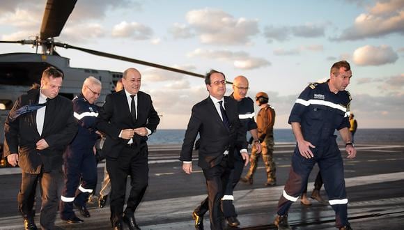 François Hollande llegó a portaviones francés "Charles de Gaulle" frente a la costa siria
