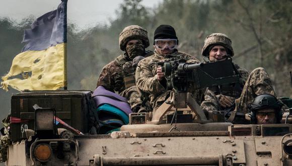 Soldados ucranianos viajan en un vehículo blindado cerca de la ciudad recientemente recuperada de Lyman en la región de Donetsk el 6 de octubre de 2022, en medio de la invasión rusa de Ucrania. (Foto de Yasuyoshi CHIBA / AFP)