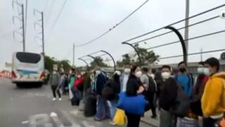 “Viajo con mis amigos”: decenas de personas esperan buses hacia al sur en Puente Atocongo por Semana Santa (VIDEO)