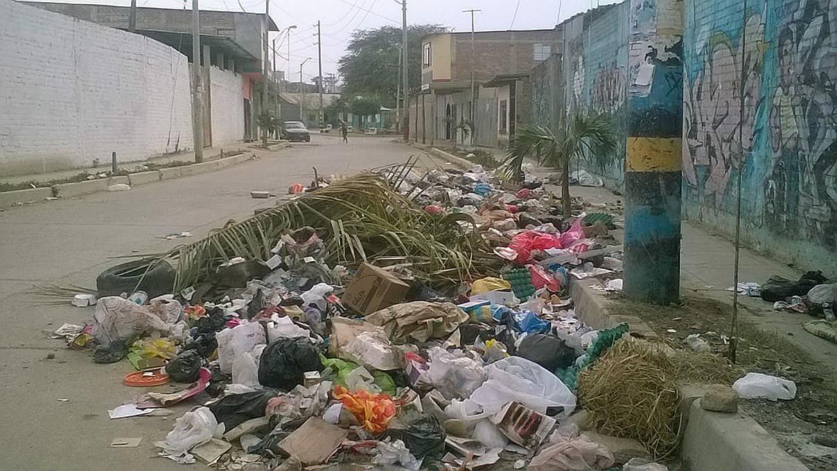 Basura tirada en las calles de Tumbes