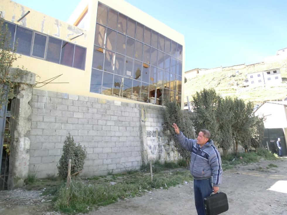 Pasco: Vándalos destruyen vidrios de laboratorio