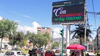 “Con comunismo no hay turismo” aparece en panel publicitario de Cusco (FOTOS)