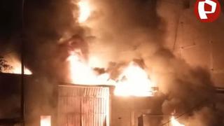 SMP: un gran incendio destruye almacén de la Av. Los Alisos