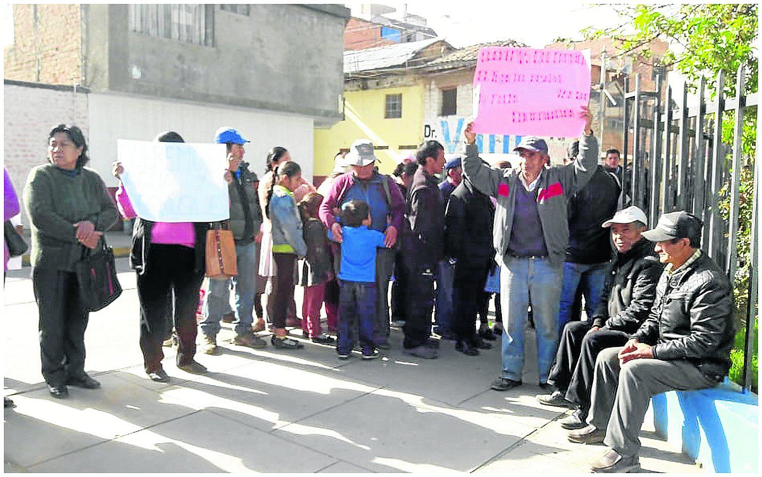 ​Con plantón, vecinos piden cambio de tubos y redes de alcantarillado
