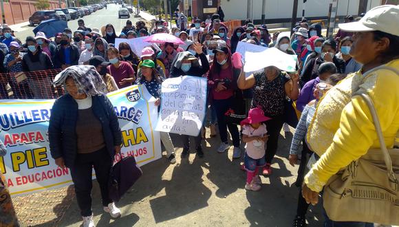 Padres acataron un "plantón " en los exteriores del Gobierno Regional de Tacna en exigencia que se cumplan plazos de proyecto. (Foto: Adrian Apaza)