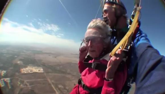 VIDEO: Abuela celebra su cumpleaños número 100 saltando en paracaídas 