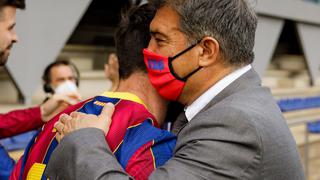 Messi y Laporta se abrazan y aumentan rumores de la continuidad del argentino en Barcelona (FOTO)