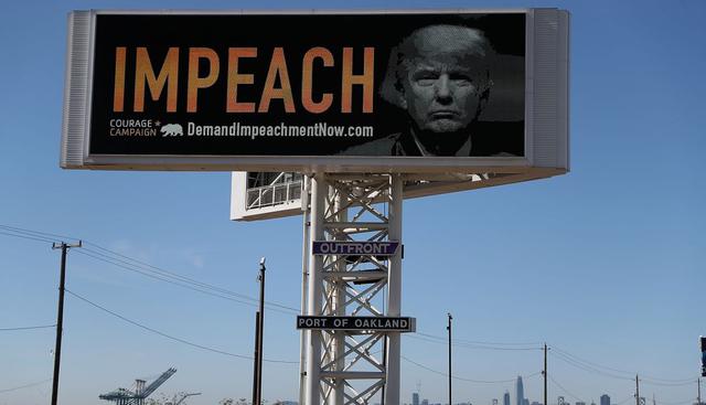 El misterioso agente de la CIA, que trabajó un tiempo en la Casa Blanca, se alarmó en verano por el contenido de una llamada durante la cual el presidente Donald Trump habría pedido a Ucrania que investigara a uno de sus rivales. (Foto: AFP)