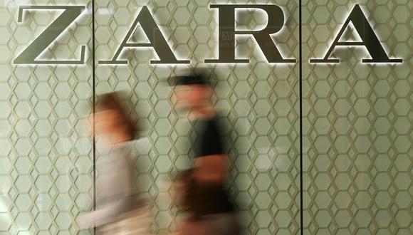 Pedestrians walk past a Zara store, operated by Inditex SA, at the Pitt Street Mall in Sydney, Australia, on Thursday, April 13, 2017. The Australian economy will expand 2.5 percent in 2017, 2.8 percent in 2018 and 2.6 percent in 2019, according to a survey conducted by Bloomberg News. Photographer: Brendon Thorne/Bloomberg